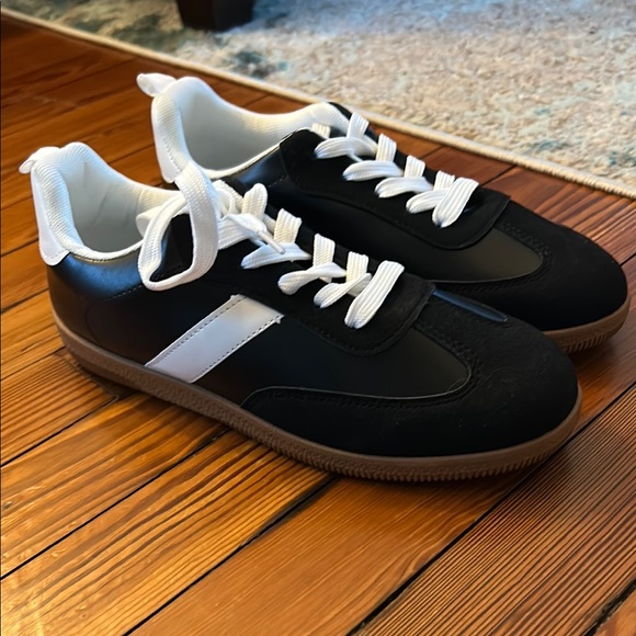 Sole Mates Shoes - Black and white sneakers NEW